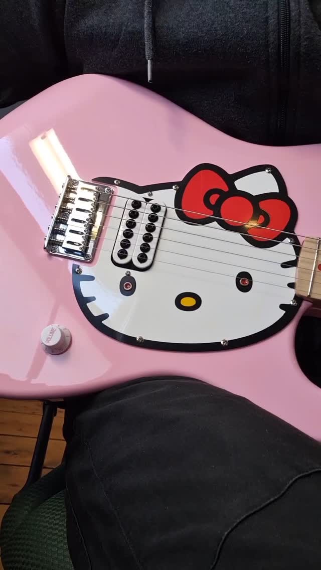How Metal kann a guitar possibly be? Search no more.

#hellometalkitty