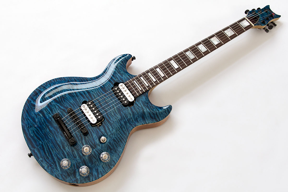Vorderansicht der Gitarre mit blauer quilted Maple Decke