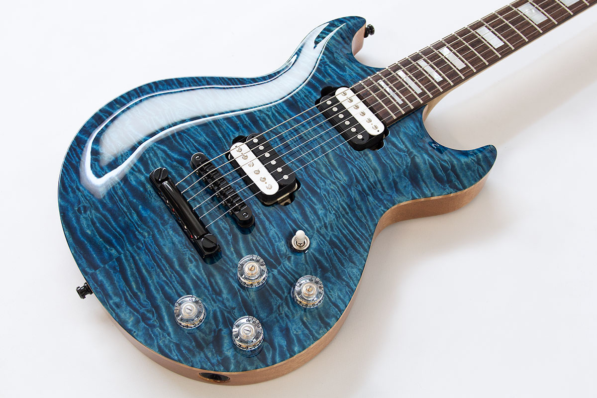 Perspektive der Gitarre mit blauer quilted Maple Decke
