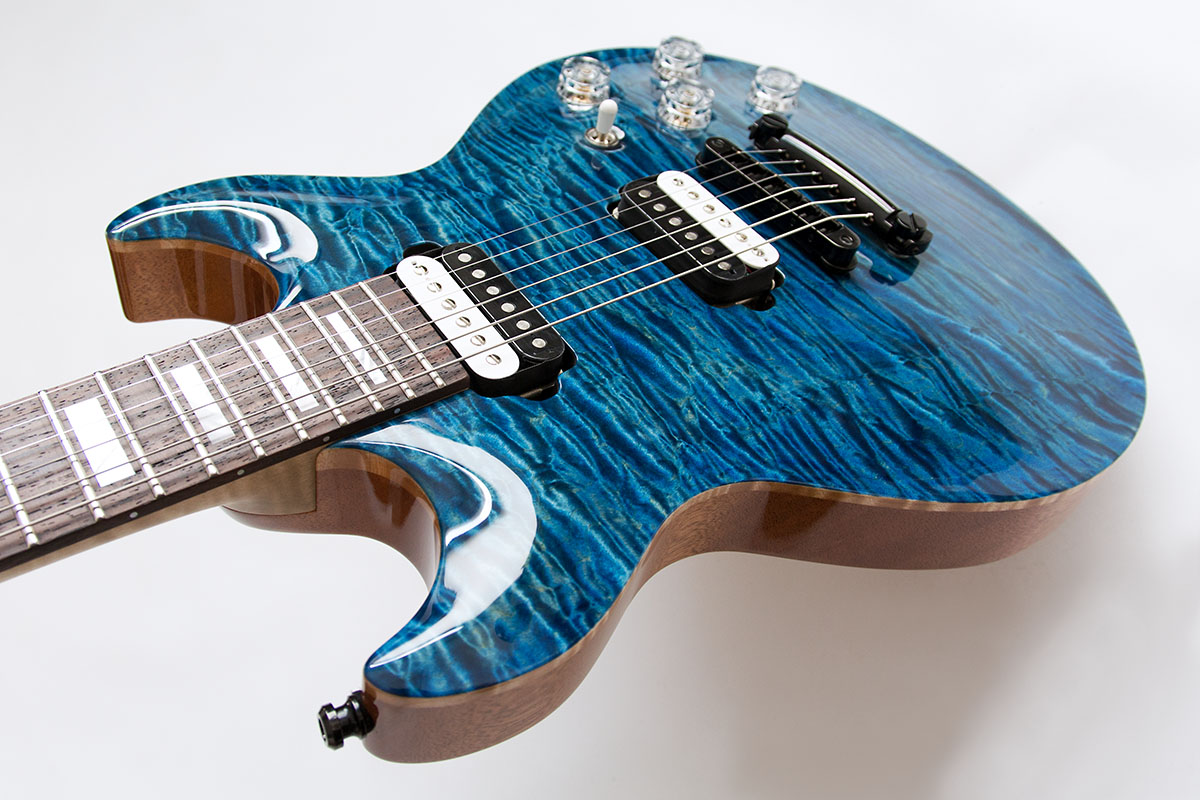 Perspektive der Gitarre mit blauer quilted Maple Decke
