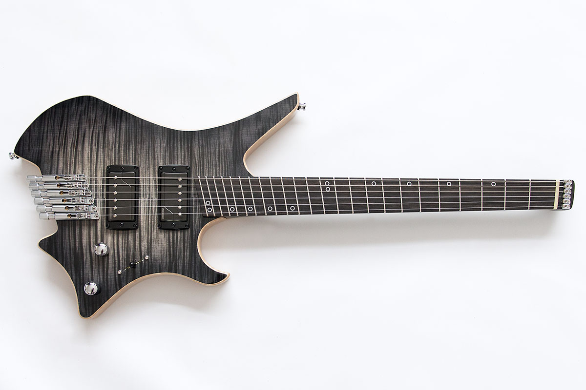 MB Custom Headless Gitarre. Komplette Vorderansicht, schwarzes Griffbrett und geflammte Ahorn Decke mit Farbverlauf von Hellgrau mitte zu dunkelgrau außen.