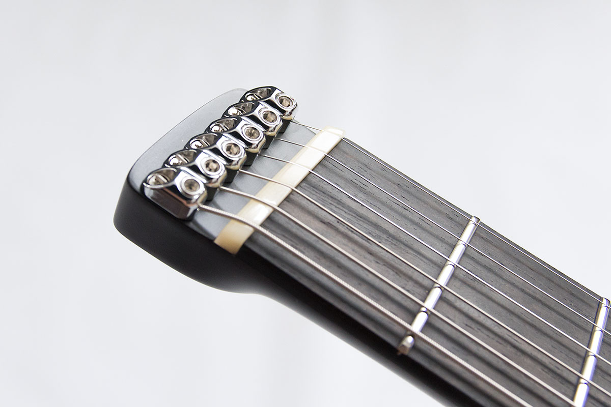MB Custom Headless Gitarre. Kopfstück mit Knochensattel und ABM einzel Saitenhaltern in chrom. Schwarzes Ebenholz Griffbrett und silberne Bünde.