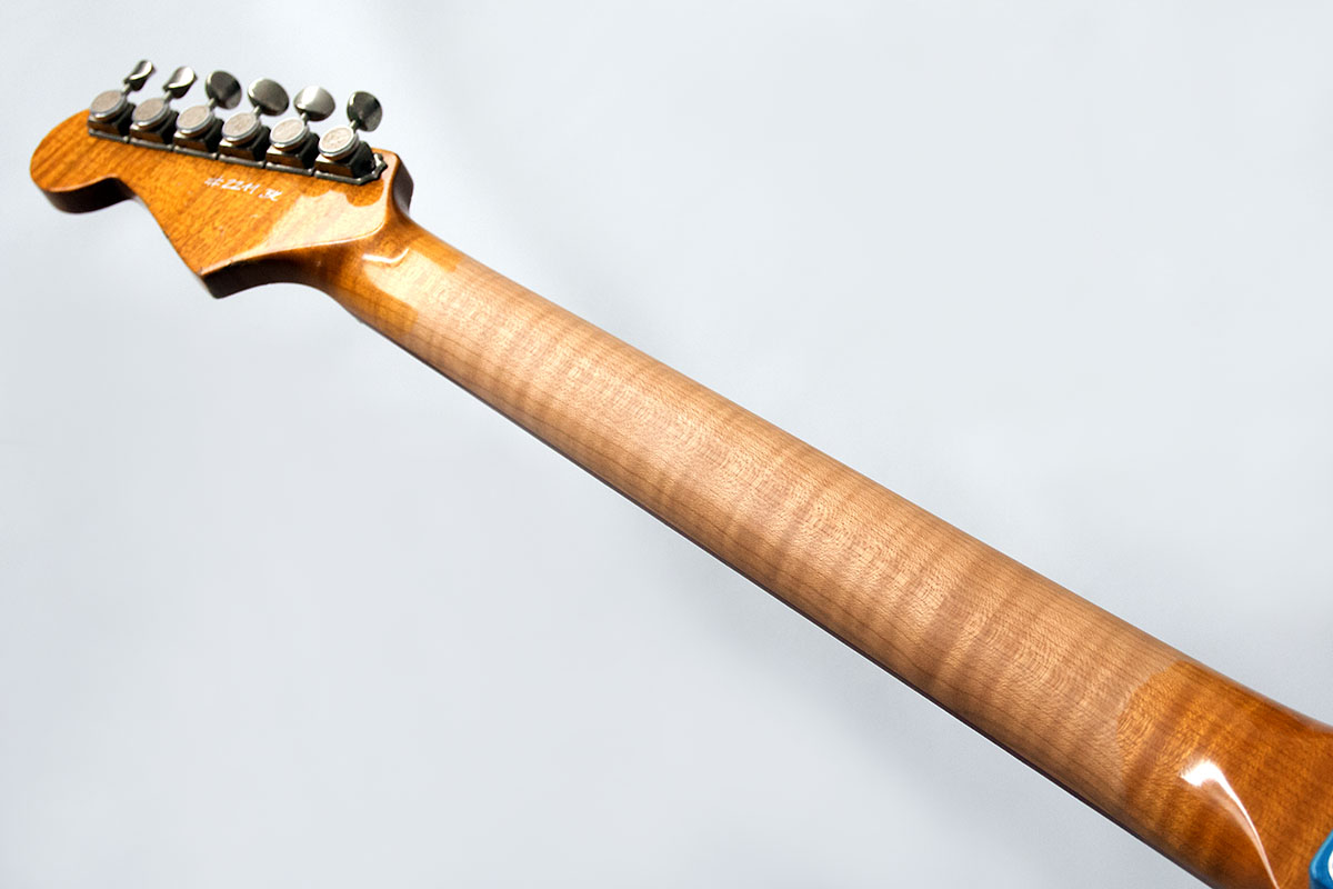 JS Custom Stratocaster. Halsrückseite mit flamed maple.