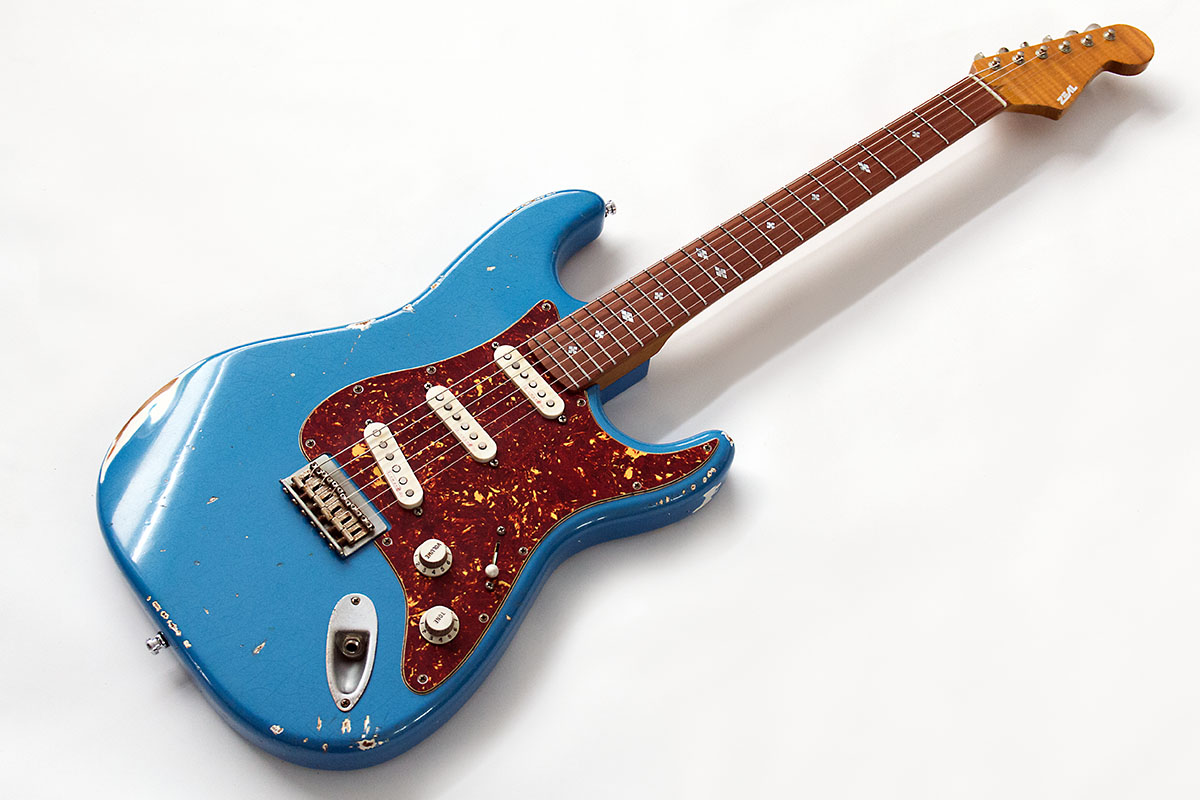 JS Custom Stratocaster in Lake Placid Blue mit Red Tortoise Pickguard. Leichtes Ageing. Kmplettansicht