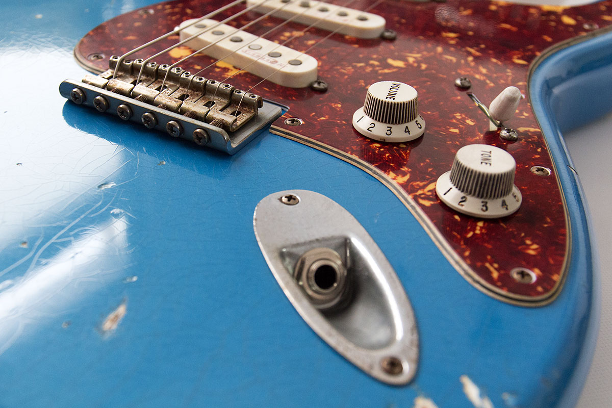 JS Custom Stratocaster in Lake Placid Blue mit Red Tortoise Pickguard. Leichtes Ageing. Detailansicht Bridge Buchsenblech und Knobs mit leichtem Ageing.