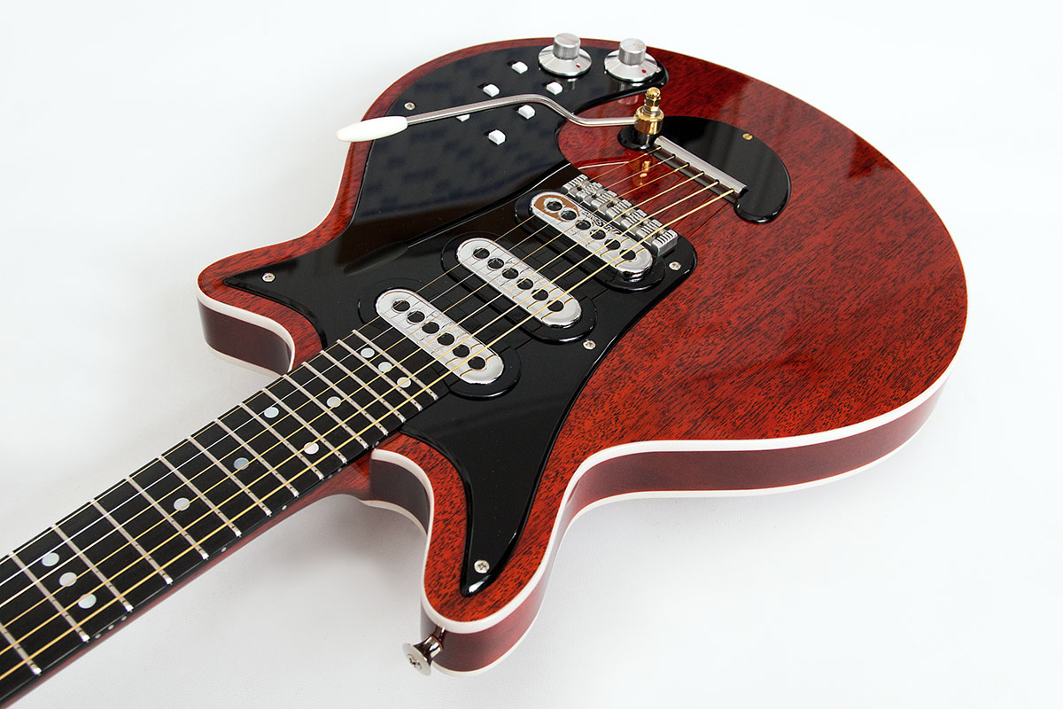 Red Special Custom. Nachbau von Brian May's E-Gitarre aus Mahagonie, transparent rot lackiert mit weißem Binding, schwarzem Pickguard und Griffbrett mit chrom Hardware.