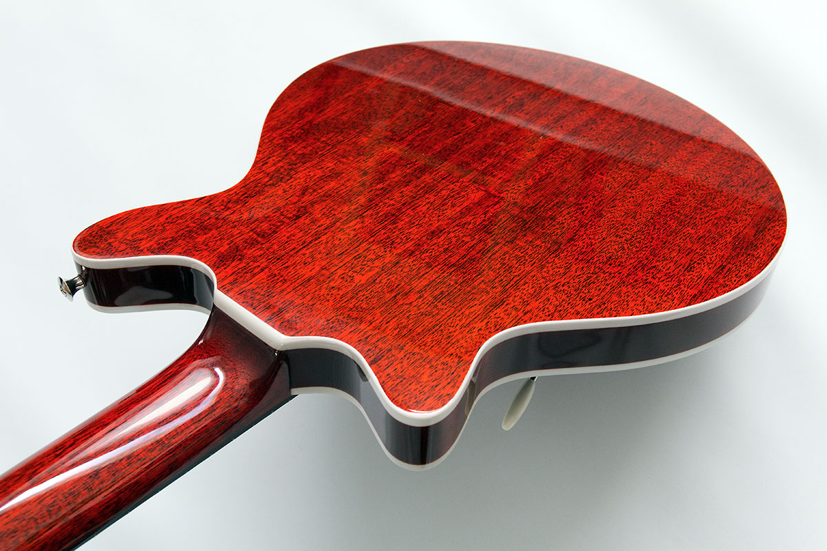Red Special Custom. Nachbau von Brian May's E-Gitarre aus Mahagonie, transparent rot lackiert mit weißem Binding. Korpusrückseite und Hals.
