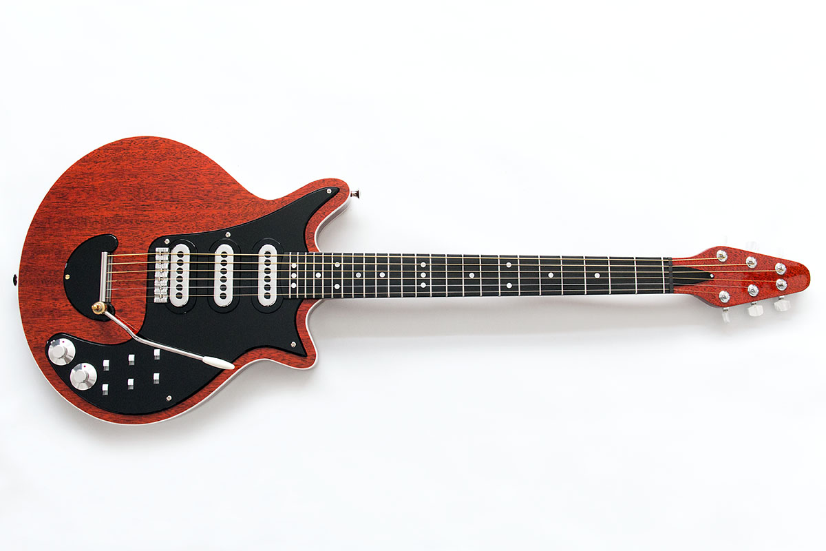 Red Special Custom. Nachbau von Brian May's E-Gitarre aus Mahagonie, transparent rot lackiert mit weißem Binding, schwarzem Pickguard und Griffbrett mit chrom Hardware.