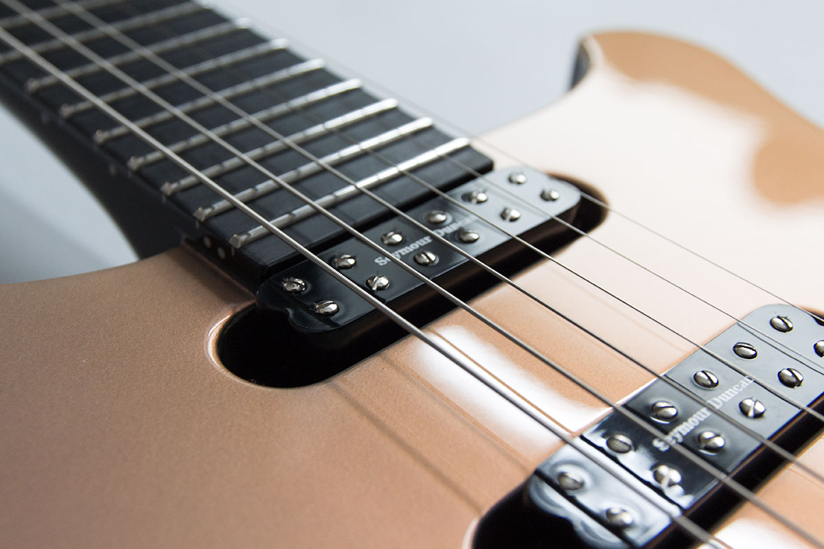 Switch No 3 custom e-gitarre mit Flip-Flop Lackierung. Detailansicht der schwarzen Seymour Duncan Pickups