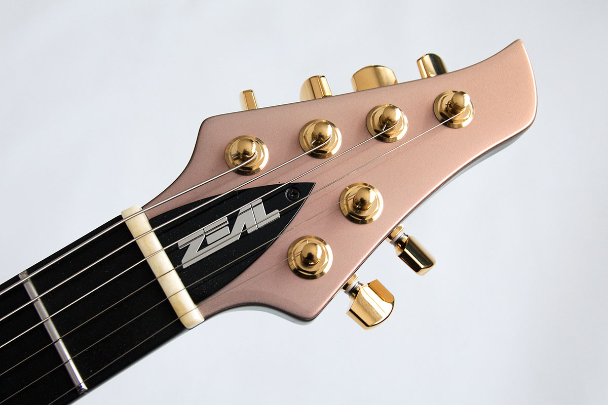 Switch No 3 custom e-gitarre mit Flip-Flop Lackierung. Detailansicht Kopfplatte mit goldenen Mechaniken.