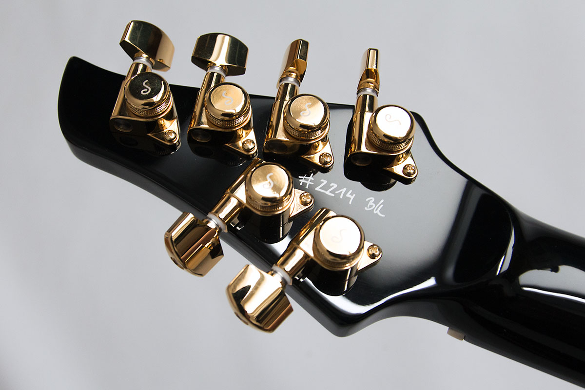 Switch No 3 custom e-gitarre mit Flip-Flop Lackierung. Detailansicht Kopfplatte Rückeite mit goldenen Mechaniken und schwarzer Hochglanz Lackierung.