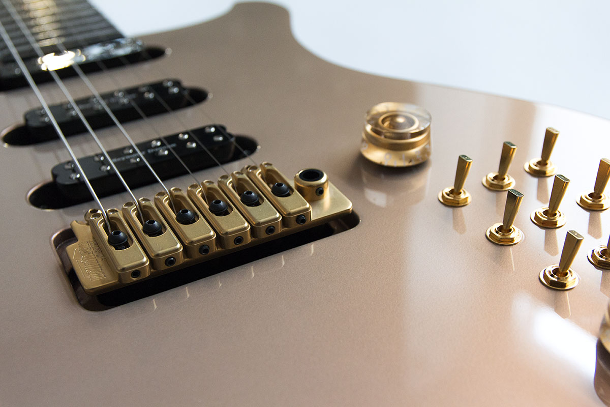 Switch No 3 custom e-gitarre mit Flip-Flop Lackierung. Detailansicht Wilkisnon Vibrato in gold.