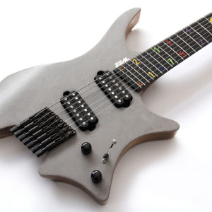 FK Custom Headless Fanned Fret Gitarre, Decke mit Beton Optik und schwarzer Hardware.