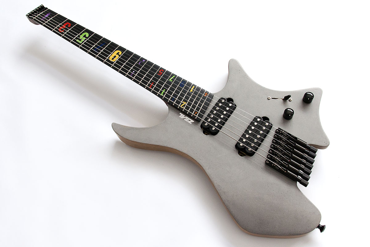 FK Custom Headless Fanned Fret Gitarre, Decke mit Beton Optik und schwarzer Hardware. Richlite Griffbrett mit bunten Zahlen als Inlays.