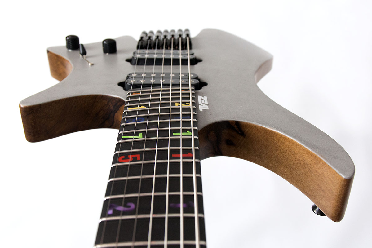 FK Custom Headless Fanned Fret Gitarre, Decke mit Beton Optik und schwarzer Hardware. Richlite Griffbrett mit bunten Zahlen als Inlays. Detailansicht Griffbrett