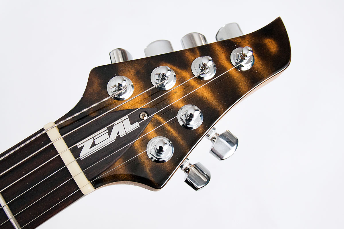 Hydra LS von Zeal Guitars. Quilted Maple Top mit Tigereye Finish, chrom hardware und pickups. Detailansicht Kopfplatte