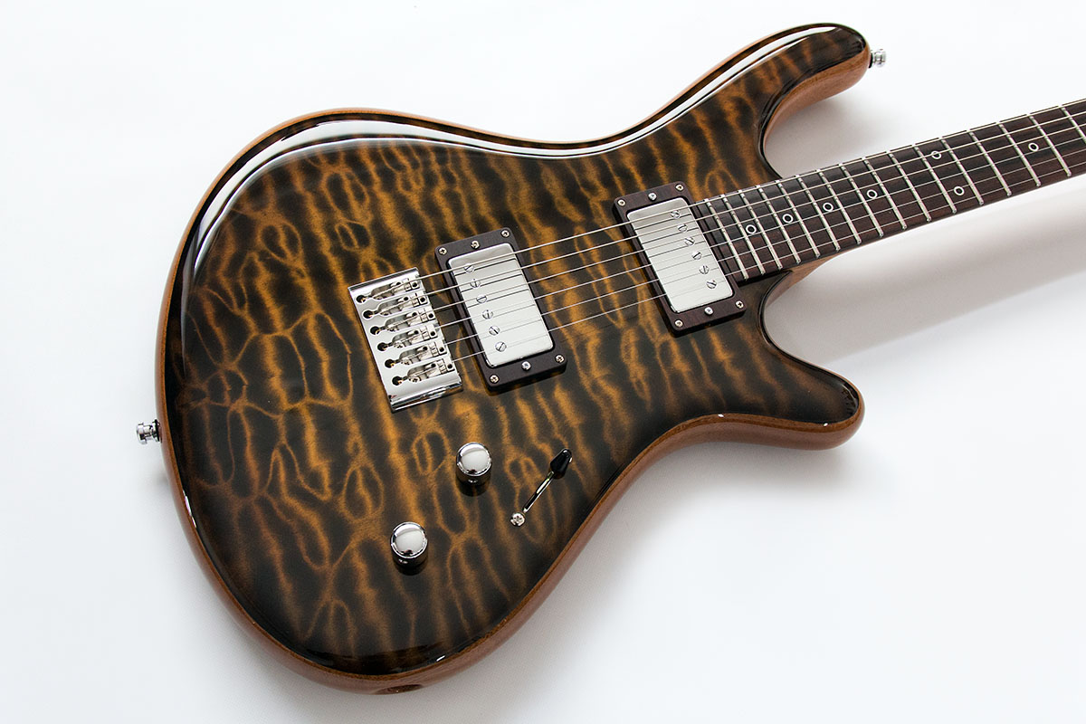 Hydra LS von Zeal Guitars. Quilted Maple Top mit Tigereye Finish, chrom hardware und pickups.
