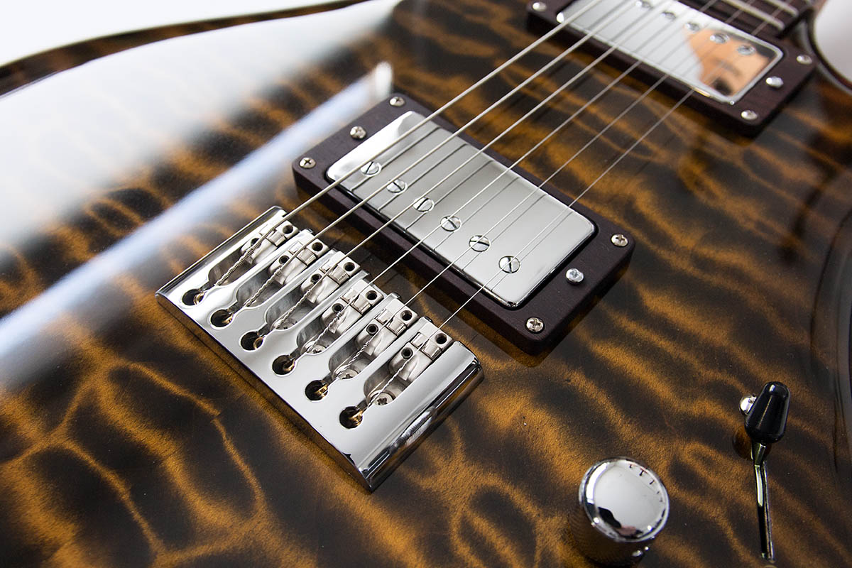 Hydra LS von Zeal Guitars. Quilted Maple Top mit Tigereye Finish, chrom hardware und pickups. Detailansicht ETS Bridge.