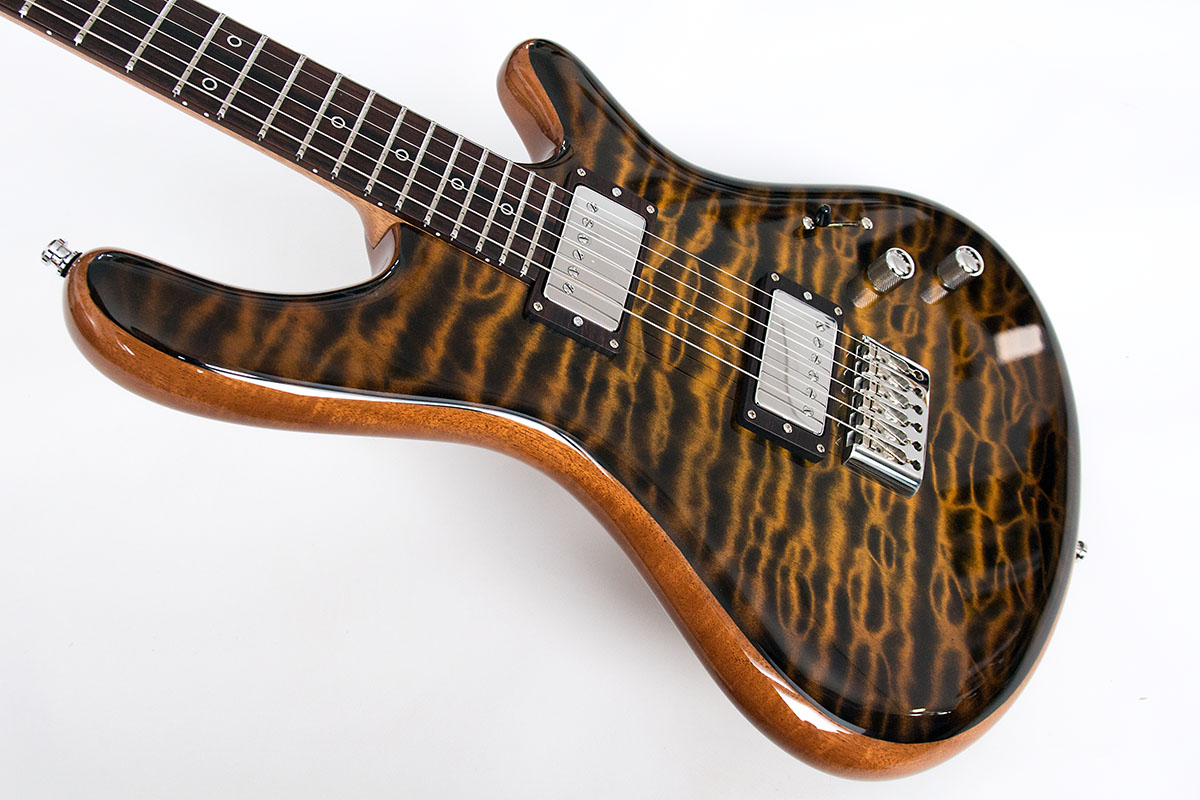 Hydra LS von Zeal Guitars. Quilted Maple Top mit Tigereye Finish, chrom hardware und pickups.