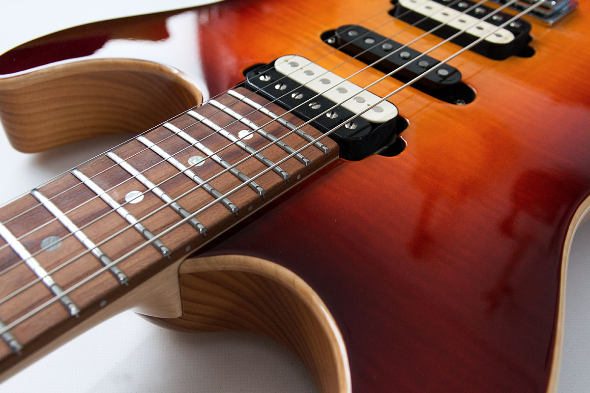 SK Custom Gitarre von Zeal Guitars. Ahorn Decke mit Cherry Sunburst Lackierung und einheimischen Hölzern. Detail Griffbrett mit Edelstahlbünden.