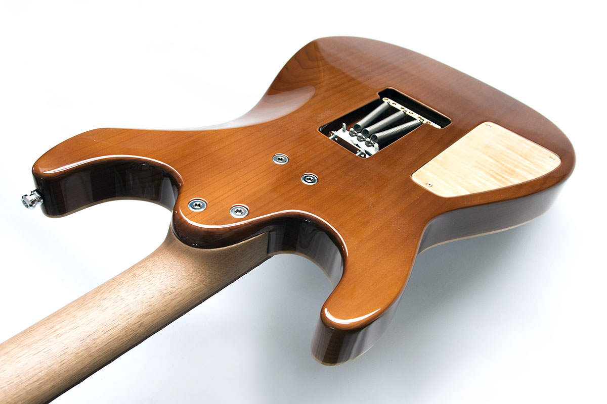 Phi, nachhaltige Gitarre aus einheimischen Tonhölzern. Schwarz-grau gebeiztes Maple Burl Top, Hochglanz lackiert. Ansicht Rückseite aus Rotzeder.
