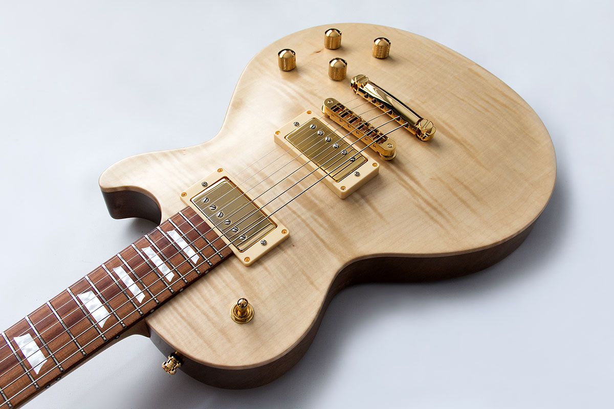 FS Custom handgebaute E-Gitarre im Les Paul Design. Natürliches Holz Finsih mit goldener Hardware.