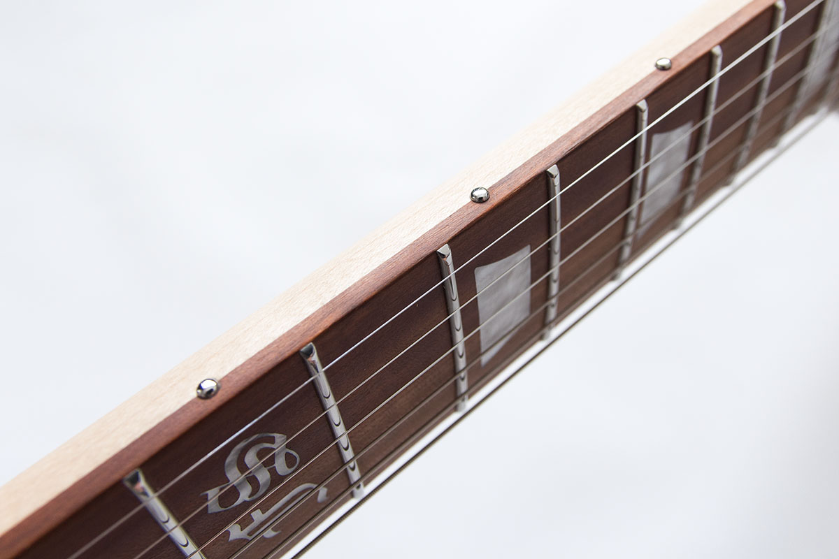 FS Custom handgebaute E-Gitarre im Les Paul Design. Detailansicht Nieten am Griffbrettrand zur Orientierung bei Sehbehinderung.