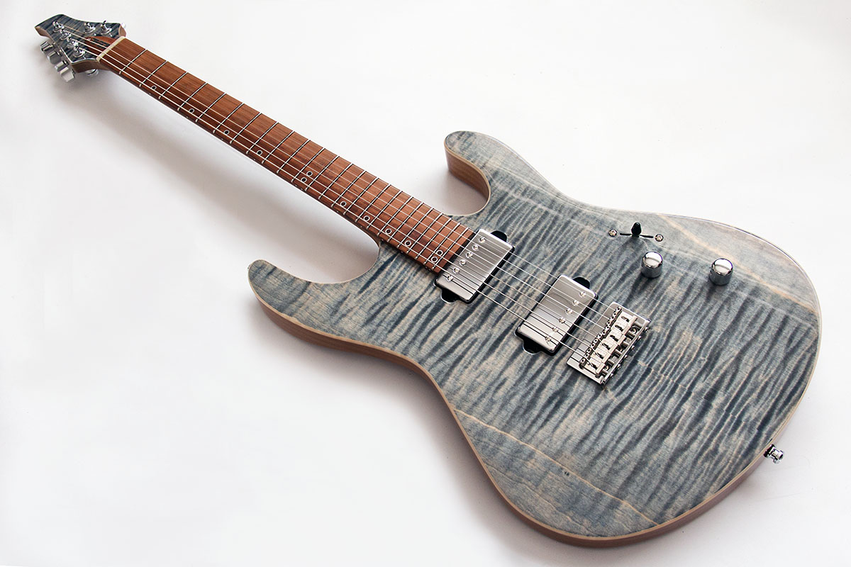 WF Custom 2, handgefertigte E-Gitarre mit flamed Maple top in "Denim Blue". Hochglanz lackiert, zwei Humbucker mit Chromcover, fixed bridge und Pflaumenholz Griffbrett.