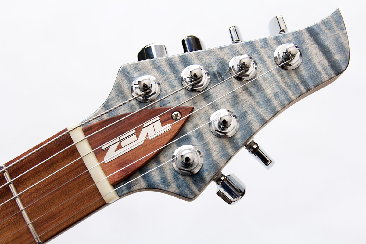 WF Custom 2, handgefertigte E-Gitarre. Detailansicht Kopfplatte mit Maple furnier und Schaller Tunern in Chrom.