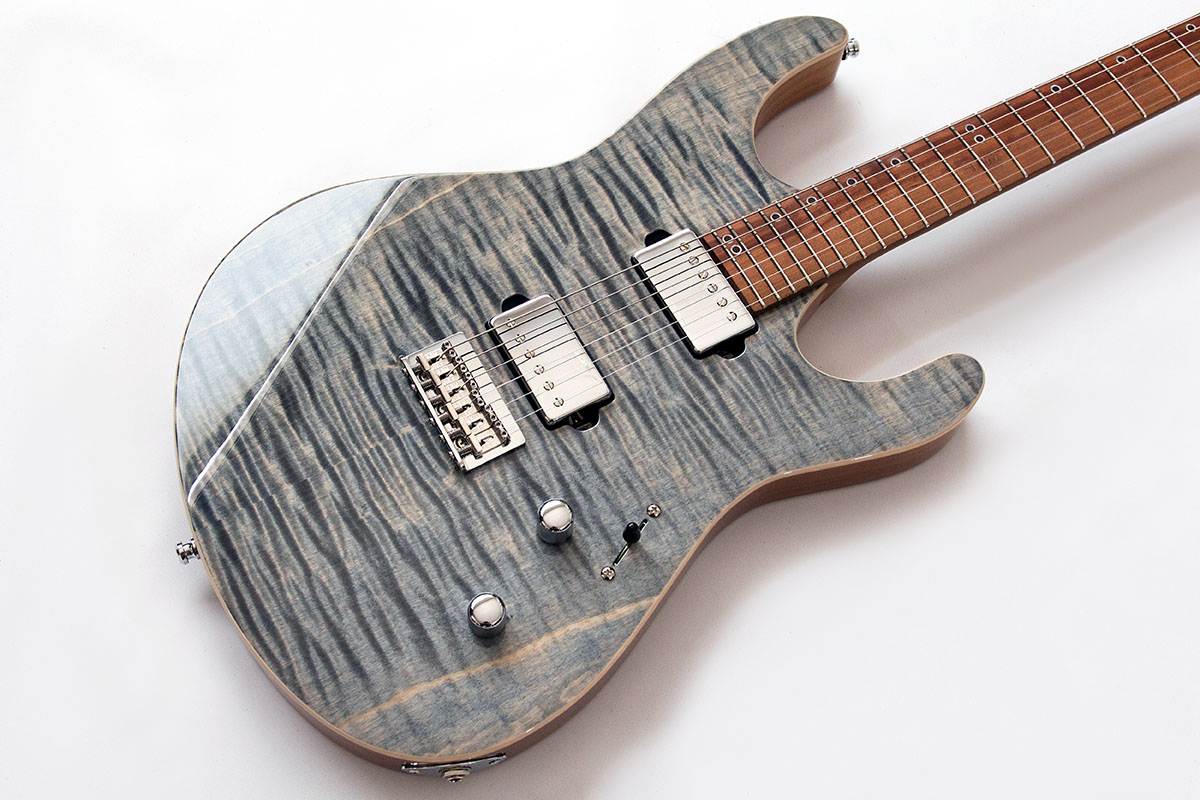 WF Custom 2, handgefertigte E-Gitarre mit flamed Maple top in "Denim Blue". Hochglanz lackiert, zwei Humbucker mit Chromcover, fixed bridge und Pflaumenholz Griffbrett.
