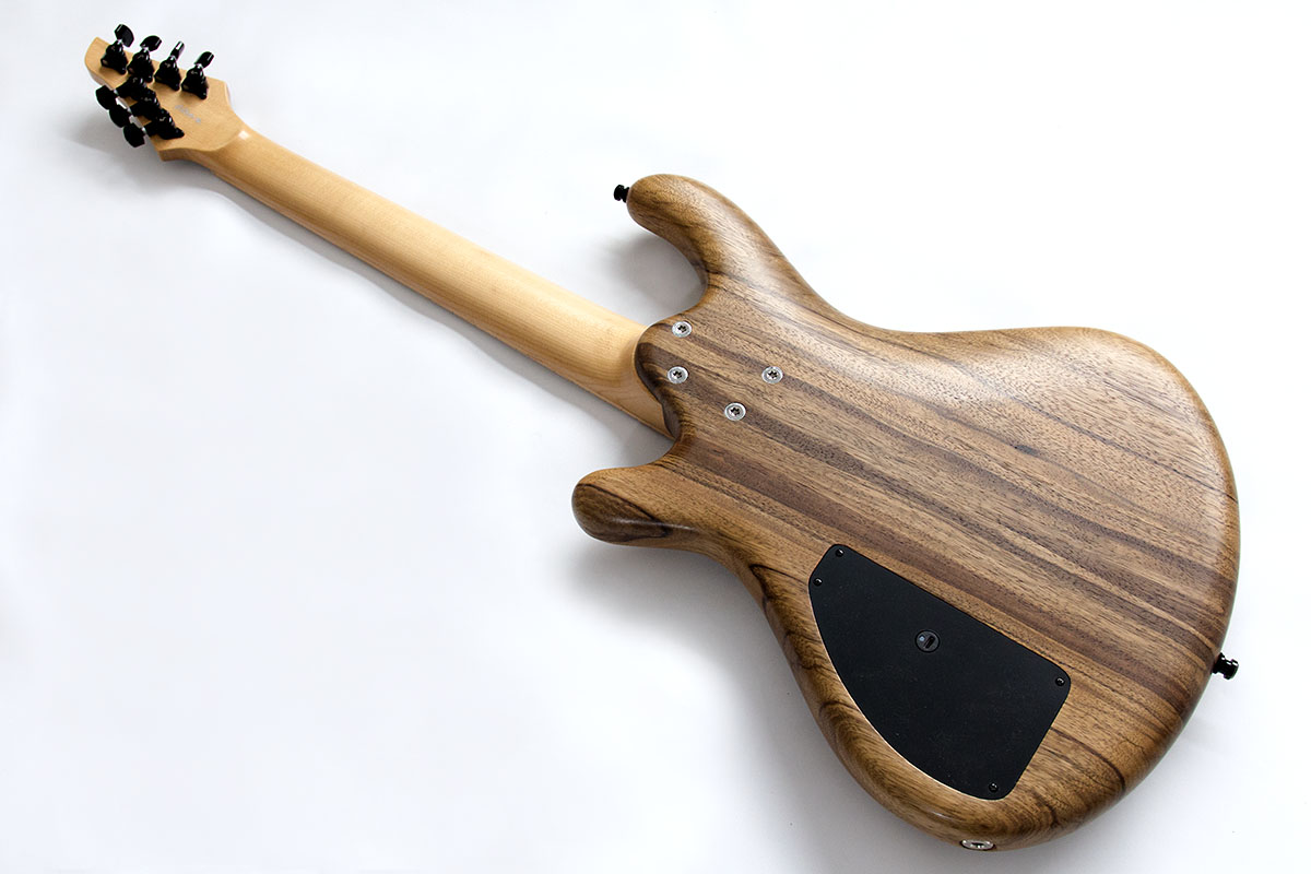 Hydra Multiscale JW Custom. 7-Saitige E-Gitarre mit Black Limba Body und Ahornhals. 2 Humbcuker und schwarze Hardware. Oberfläche geölt. Griffbrettgrafiken von Groot und schwarzen Vögeln.