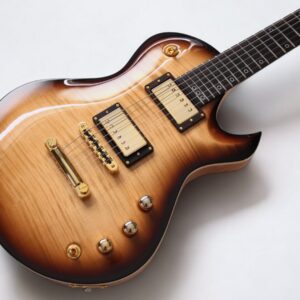 Cupido DP Custom, Singlecut guitar design mit flamed maple top und goldener Hardware. Zwei Humbucker und Palisander Griffbrett, gold-braune Farbe der Decke. Rückseite und Hals helles Holz naturfarben.