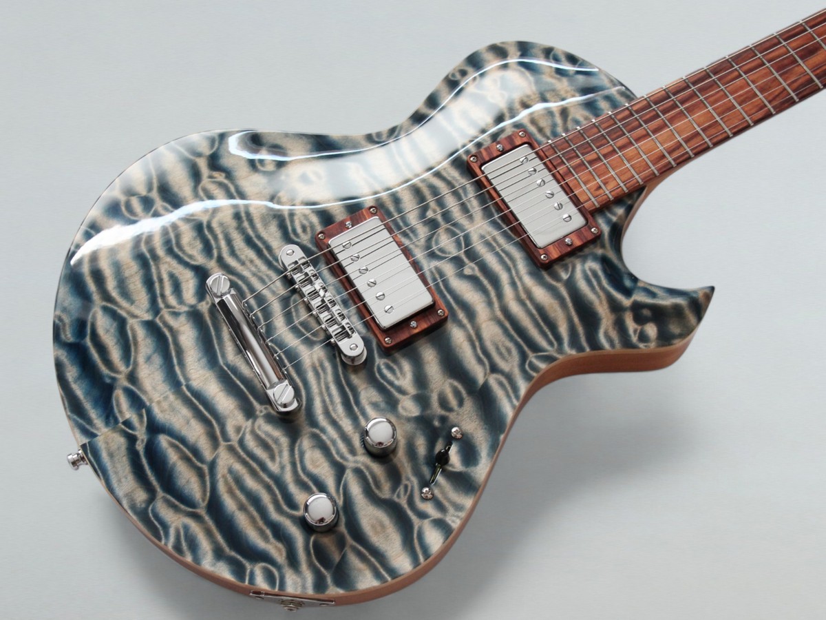 Cupido Ringo I - Singlecut Gitarrendesign mit 5A quilted Maple top, blaugrau gebeizt. Zwei Humbucker, lila-braunes Kingwood griffbrett. Chrome Hardware und Pickup Kappen, Rückseite der Gitarre naturfarben hellbraun.