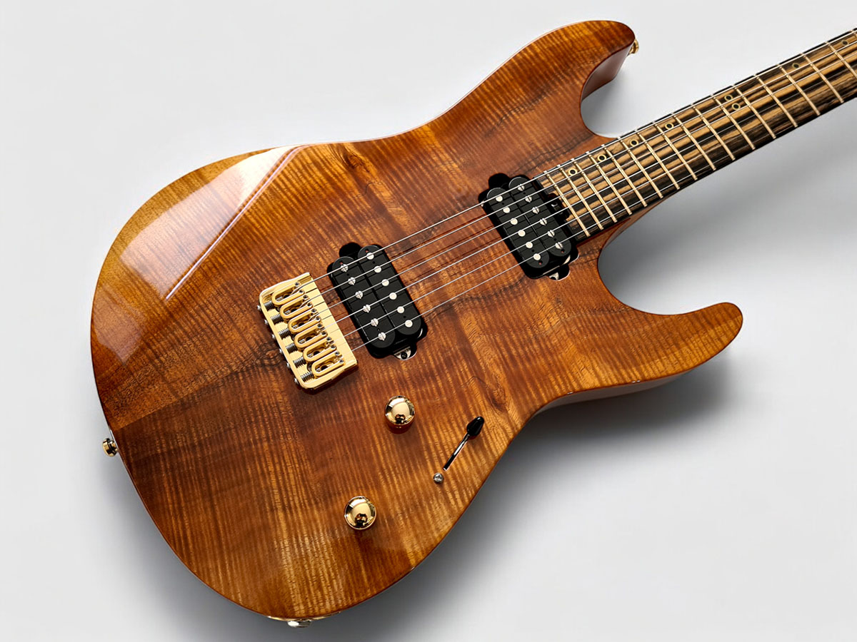 Koa 1. Custom Shop Stratocaster Design für Bernd Kiltz. Koa Decke mit Hochglanzlackierung, schwarzen Humbuckern und Pale Moon Ebenholz Griffbrett.