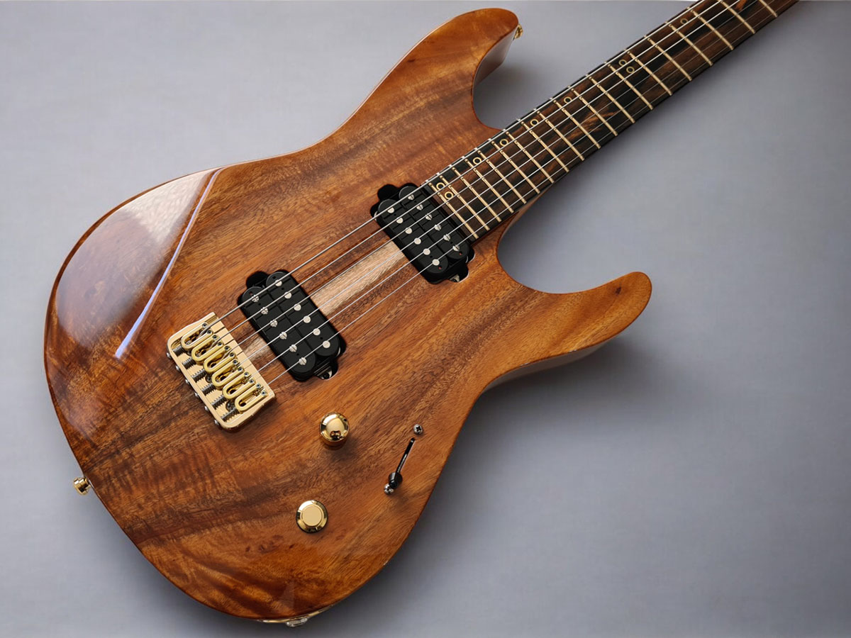 Koa Bariton Gitarre. Custom Shop Stratocaster Design für Bernd Kiltz. Koa Decke mit Hochglanzlackierung, goldener Hardware, schwarzen Humbuckern und Ebenholz Griffbrett.