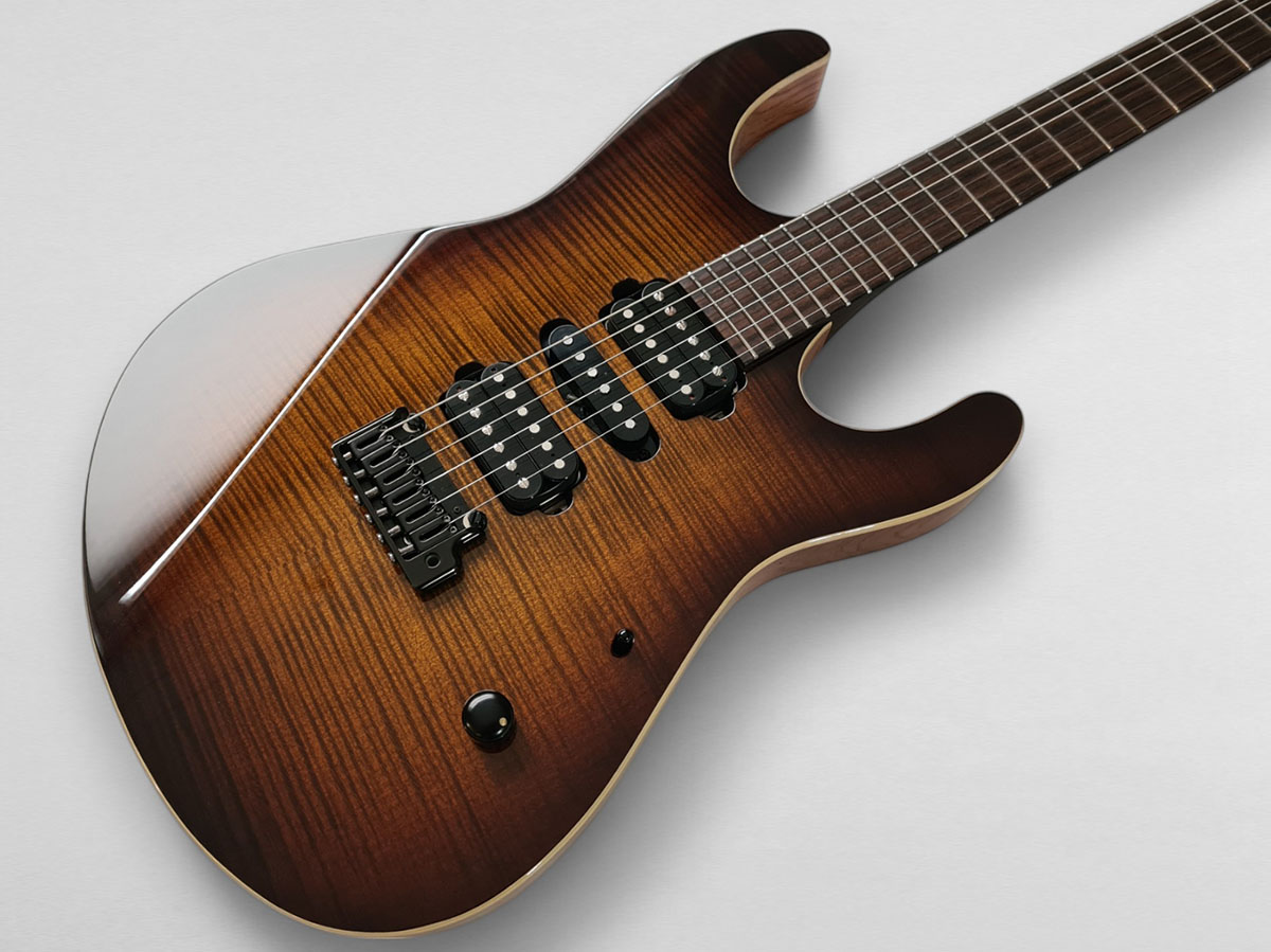 Violette. Custom Gitarre von Zeal Guitars in der Farbe Violin Burst Hochglanz mit geflammter Ahorn Decke, Palisander Hals und Griffbrett und schwarzer Hardware und HSH Pickups.