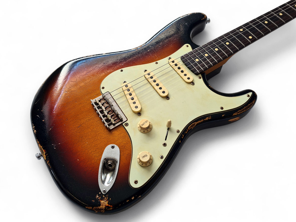 JS Custom II Stratocaster electric guitar by Zeal Guitars. 3-tone Sunburst with heavy relic look. 3 singlecoils, mintgreen Pickguard, dark rosewood fretboard.
