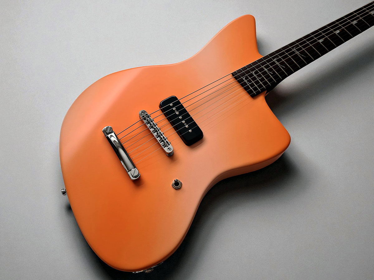 Lucia Custom Gitarre von Zeal Guitars. Body mit Farbverlauf von Orange zu Pink, 7 Saiten, ein schwarzer P90 Bridge pickup, Palisander Hals und Chromfarbene Hardware.