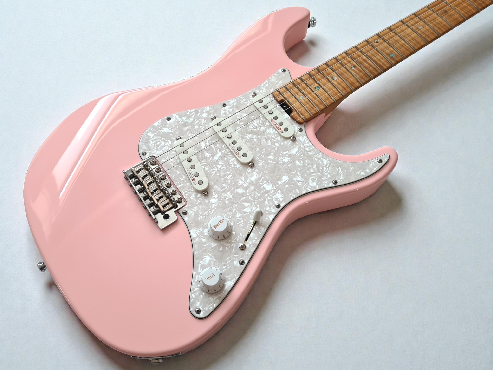SW Custom Guitar. E-Gitarre im modernen Stratocaster Design. Shell Pink Lackierung mit roasted Maple Neck und Pearl white pickguard. 3 Singlecoils und Tremolo in Chrom.