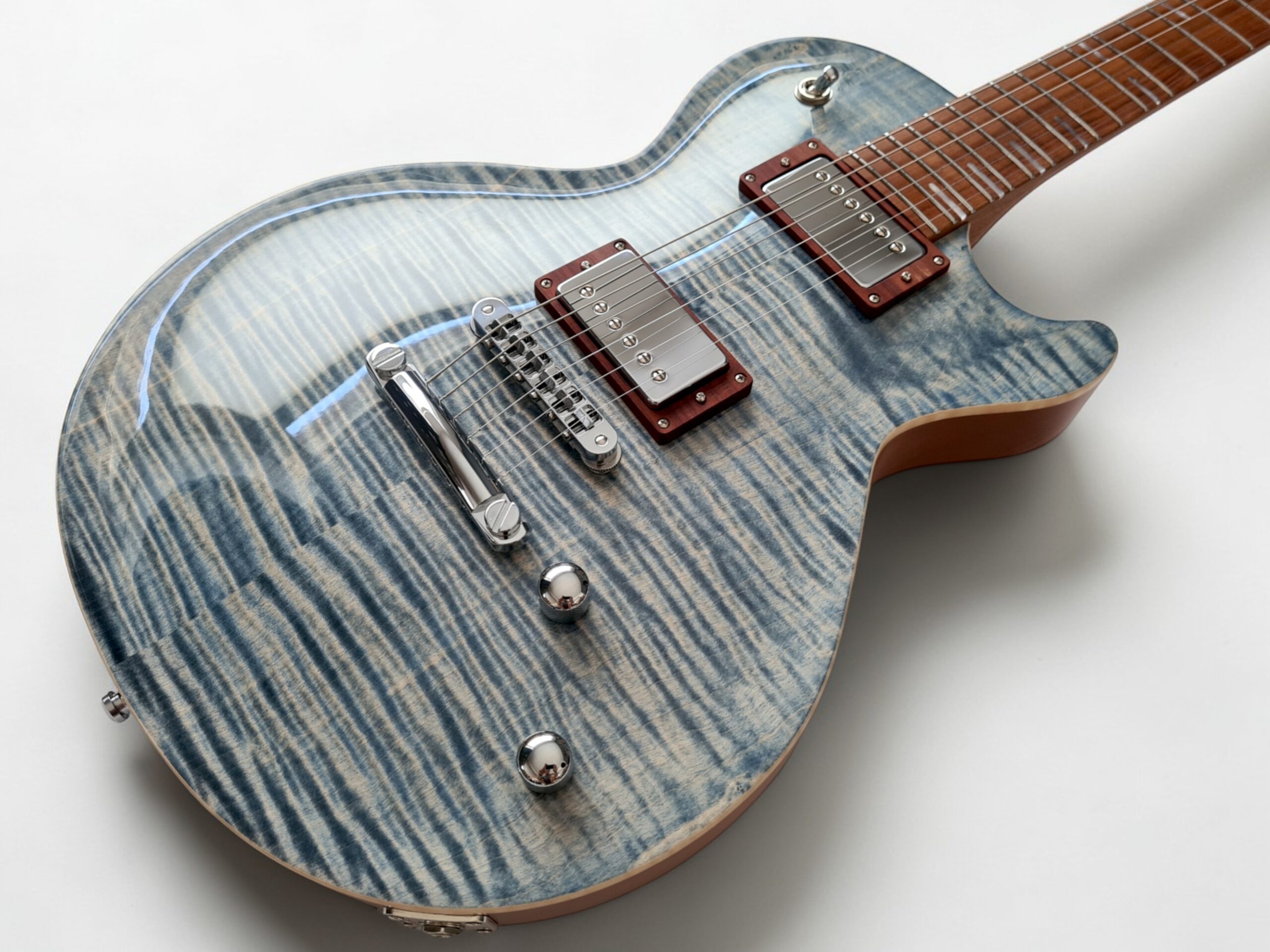 JL Custom SInglecut Design von Zeal Guitars. Faded Denim Blue Ahorn Top mit zwei Humbuckern und chrome Hardware.