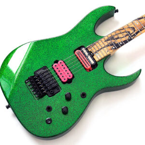 TS Custom Guitar von Zeal Guitars. Sparkle Green Lackierung, pinkfarbene Pickups und schwarze Hardware mit gestreiftem Ebenholz Griffbrett.
