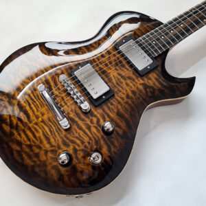 Cupido Tigereye, Custom E-Gitarre von Zeal Guitars mit quilted maple top in "Tigereye" hochglanz Lackierung. 2 Humbucker, Les Paul-ytle Bridge, dunkles Ebenholz Griffbrett.