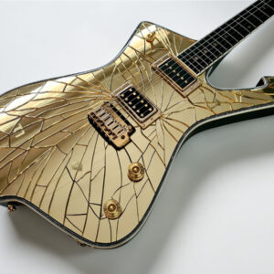 HS Custom Gitarre im Ibanez Iceman Cracked Mirror Design von Zeal Guitars. Ein "zerbrochener" goldener Spiegel auf der Vorderseite, goldenes Tremolo mit zwei Humbuckern und schwarzem Ebenholz Griffbrett.