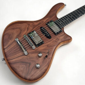 Hydra Rosewood Custom. Modernes organisches E-Gitarrendesign von Zeal Guitars mit Cedro Body und dunklem Palisander Top. HSH Pickups, mattes Öl-Wachs Finish, schwarzes Griffbrett.