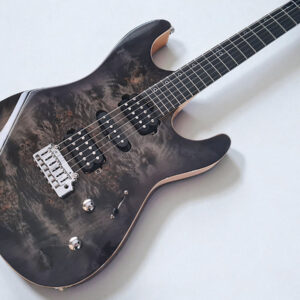 NH Blackburst E-Gitarre von Zeal Guitars. Gemaserte Ahorn Decke in schwarz-grauer Farbe mit schwarzem Griffbrett und chromfarbener Hardware.