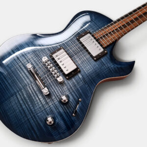 Cupido Bluebird, elektrische Gitarre im Singlecut Design mit Flamed Maple Decke in blauem Farbverlauf gebeizt. Zwei Humbucker mit Chromkappe und Ebenholz Griffbrett.