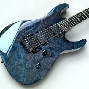 TG Custom Gitarre, eine modern elektrische "Superstrat" Gitarre mit Maserahorndecke in blauer Hochglanzlackierung mit zwei schwarzen Humbuckern und Floyd Rose Tremolo.